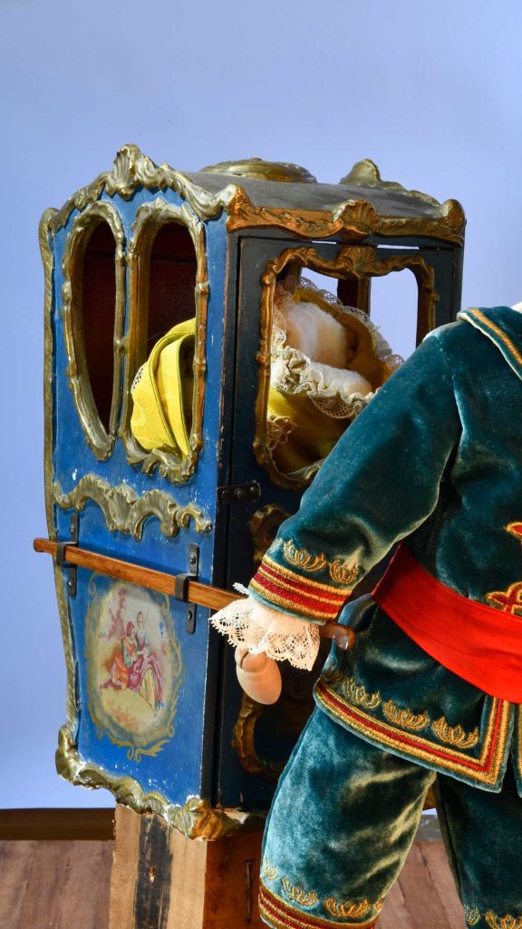 sedan chair during test photoshoot for The Bohemian Cats' Theatre Tarotr